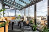 Platz 6: Berlin-Kreuzberg, 12.000 Euro kalt  Einen Wintergarten mit Aussicht bietet das Penthouse an der Stresemannstraße...
