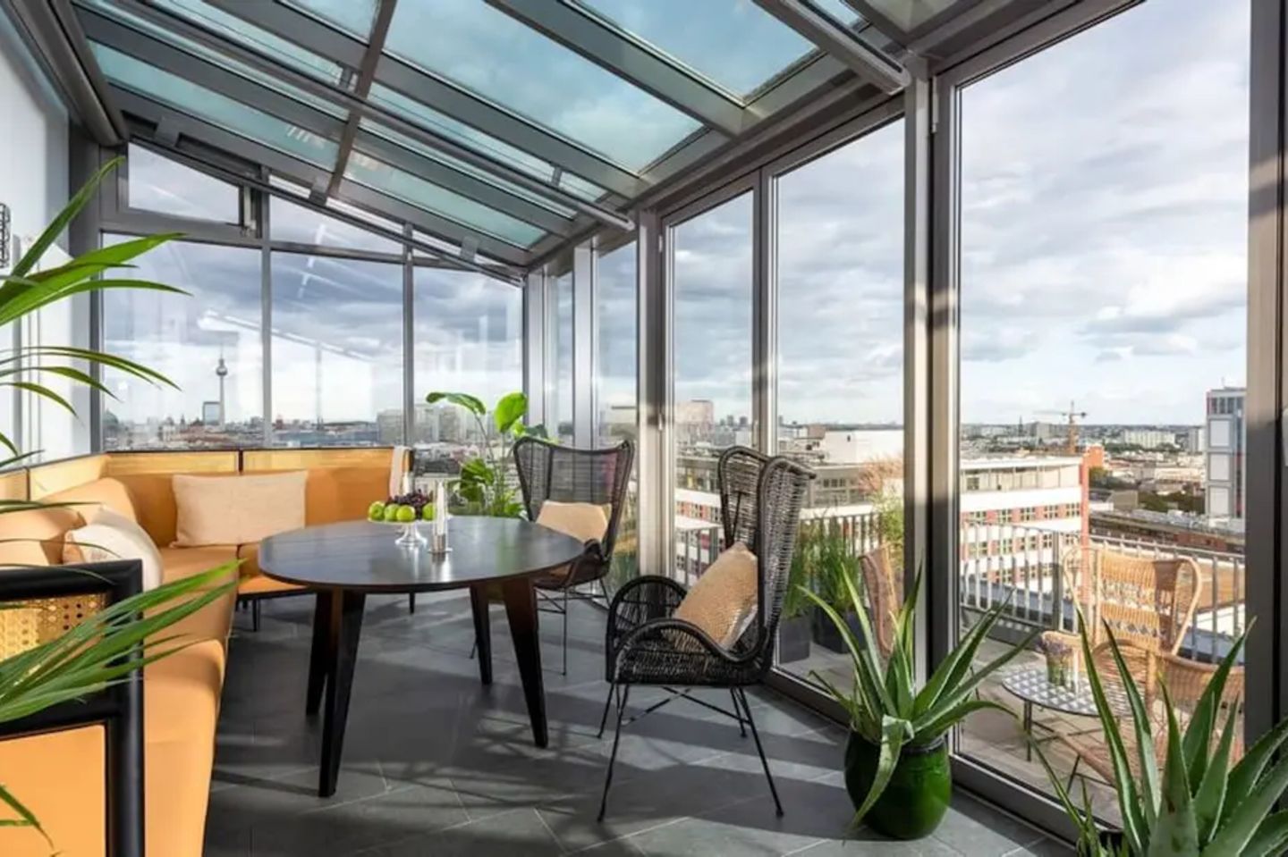 Platz 6: Berlin-Kreuzberg, 12.000 Euro kalt  Einen Wintergarten mit Aussicht bietet das Penthouse an der Stresemannstraße...