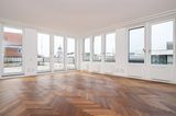 Sieben Zimmer und vier Terrassen summieren sich laut Immo-Anzeige zu einer "geradezu majestätischen Fläche von ca. 1000 qm".