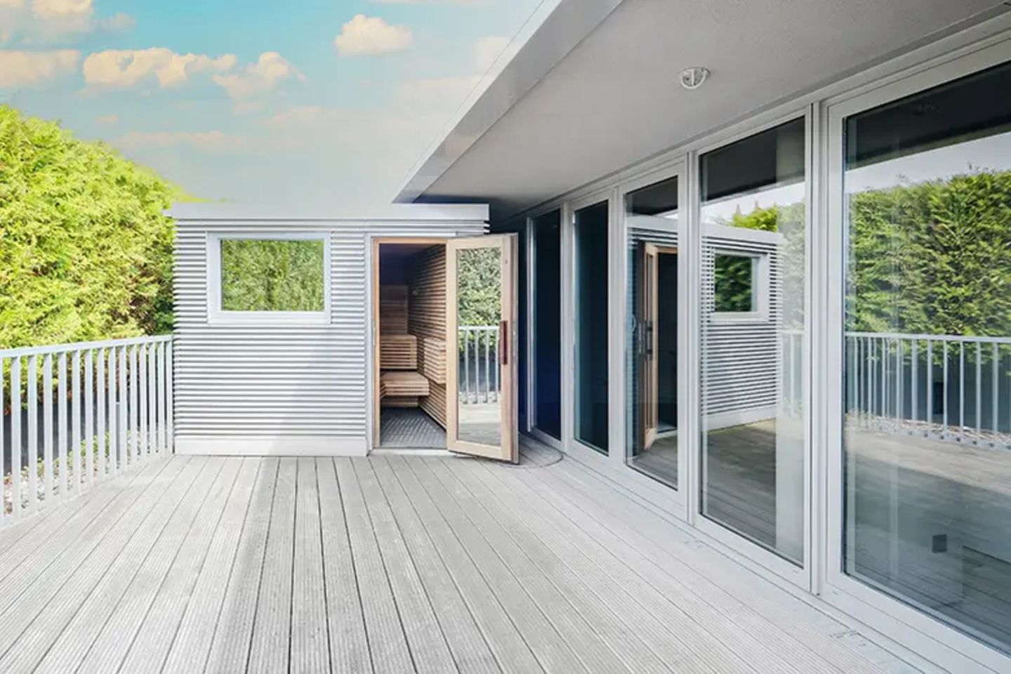 ...lockt eine schnuckelige Sauna mit Ausblick über die Dächer Berlins.