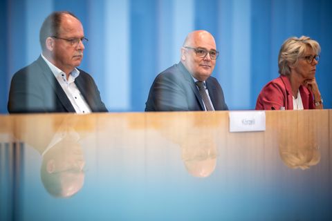 Christiane Schönefeld sitzt neben BDA-Hauptgeschäftsführer Steffen Kampeter und DGB-Vorstandsmitglied Stefan Körzell