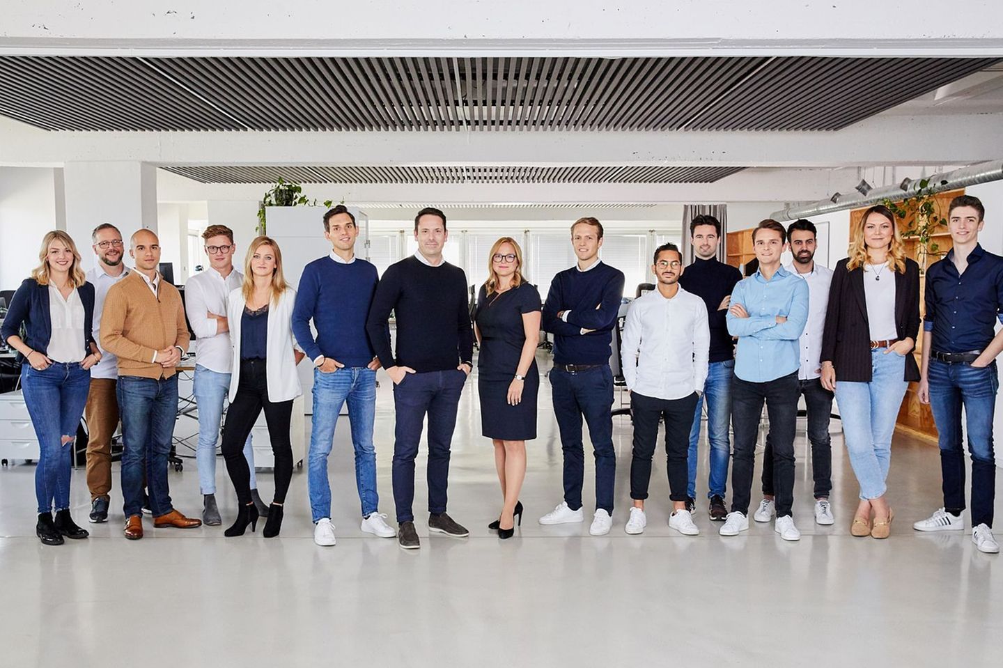 Das Team von Linus Digital Finance steht in einer Reihe