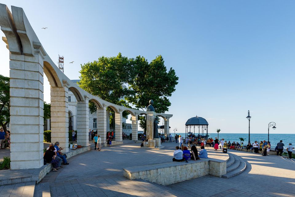 Städteurlaub in Bukarest, Wandern in den Karpaten oder Baden im Schwarzen Meer: Der Sommerurlaub in Rumänien kann sich gleich in mehrfacher Hinsicht lohnen. Deutsche Urlauber zahlen dort laut dem Ranking aktuell durchschnittlich 46,0 Prozent weniger für Essen und Übernachtungen.
