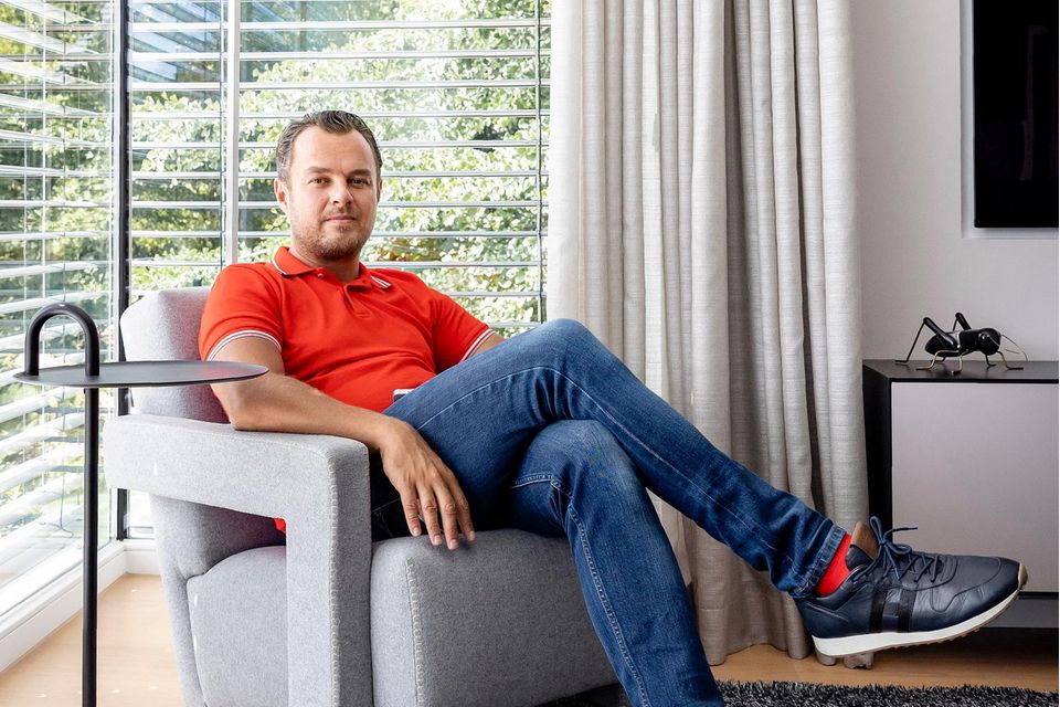 Dominik Matyka sitzt in einem Sessel