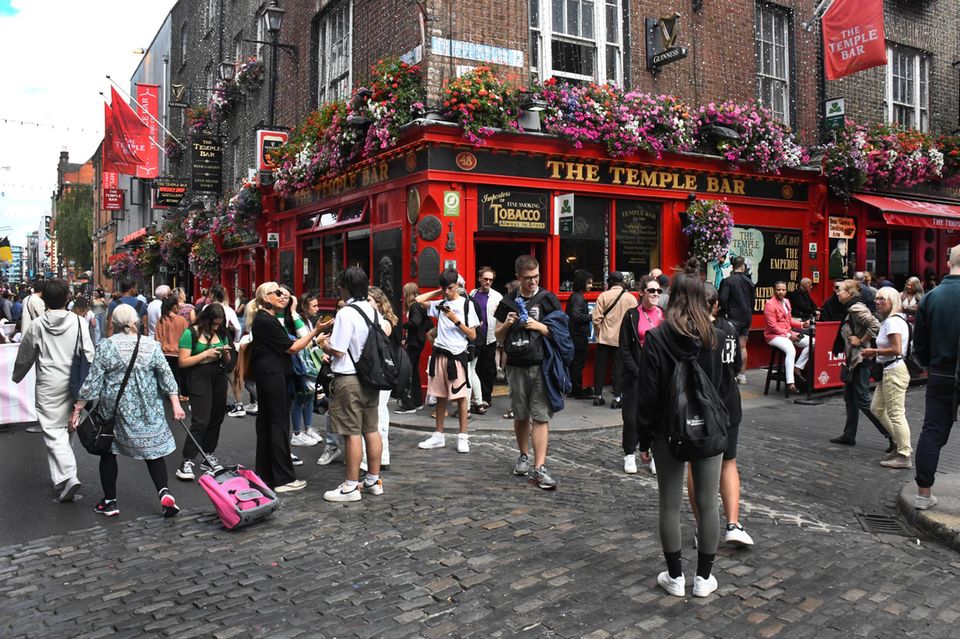 Wer im Sommer vor hohen Preisen fliehen will, sollte Urlaub in Irland vermeiden. Hotels und Restaurants kosteten dort zuletzt knapp 21 Prozent mehr als in Deutschland, wie Destatis berechnete.