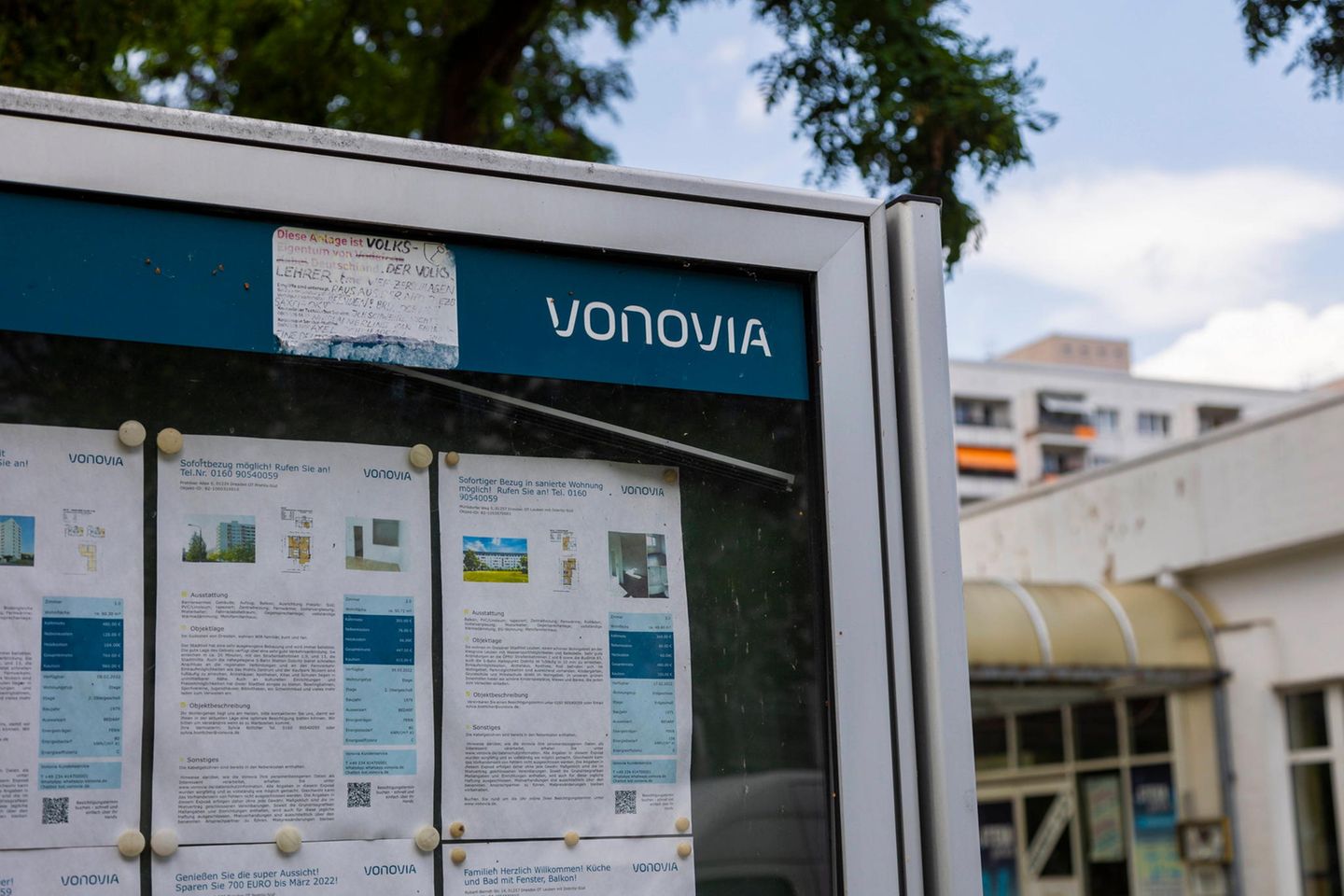 Vonovia-Schaukasten mit Wohnungsangeboten in Dresden
