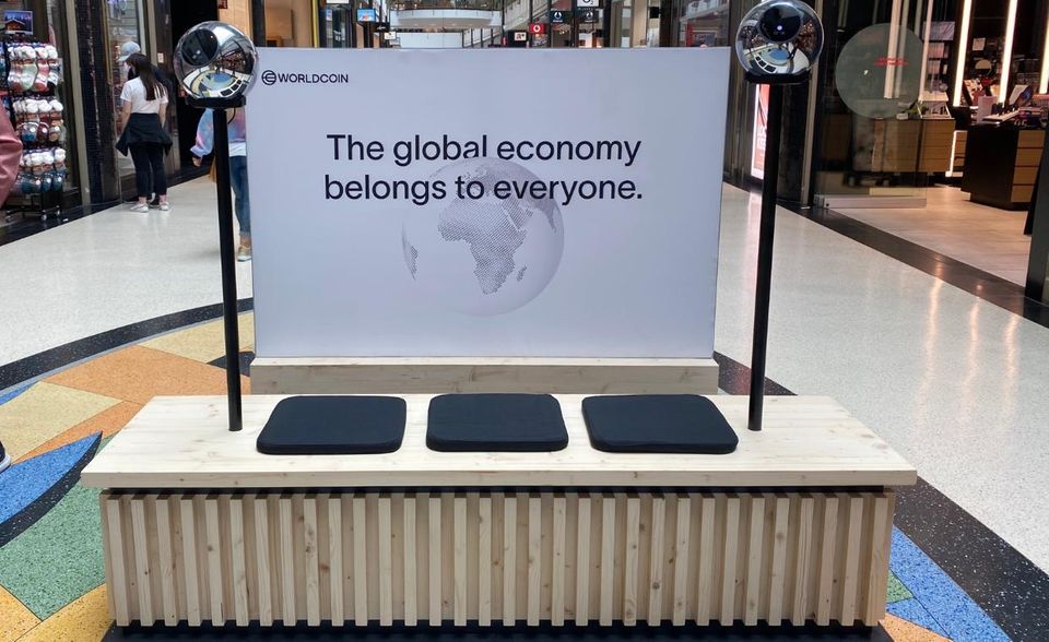 Worldcoin-Stand im Berliner Einkaufszentrum Alexa 