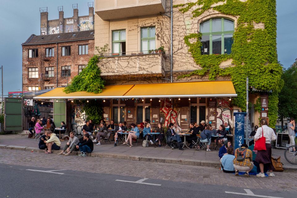 Mit dieser Platzierung hatten die Macher des Glücksatlas nicht unbedingt gerechnet. „Auf Rang vier kommt etwas überraschend Berlin mit 6,88 Punkten“, teilte die SKL mit. „Die Berliner zeigen eine hohe Zufriedenheit mit ihrem Leben, dem Einkommen und dem Arbeitsleben, sind aber mit den städtischen Angeboten, besonders mit der Verwaltung unzufrieden.“