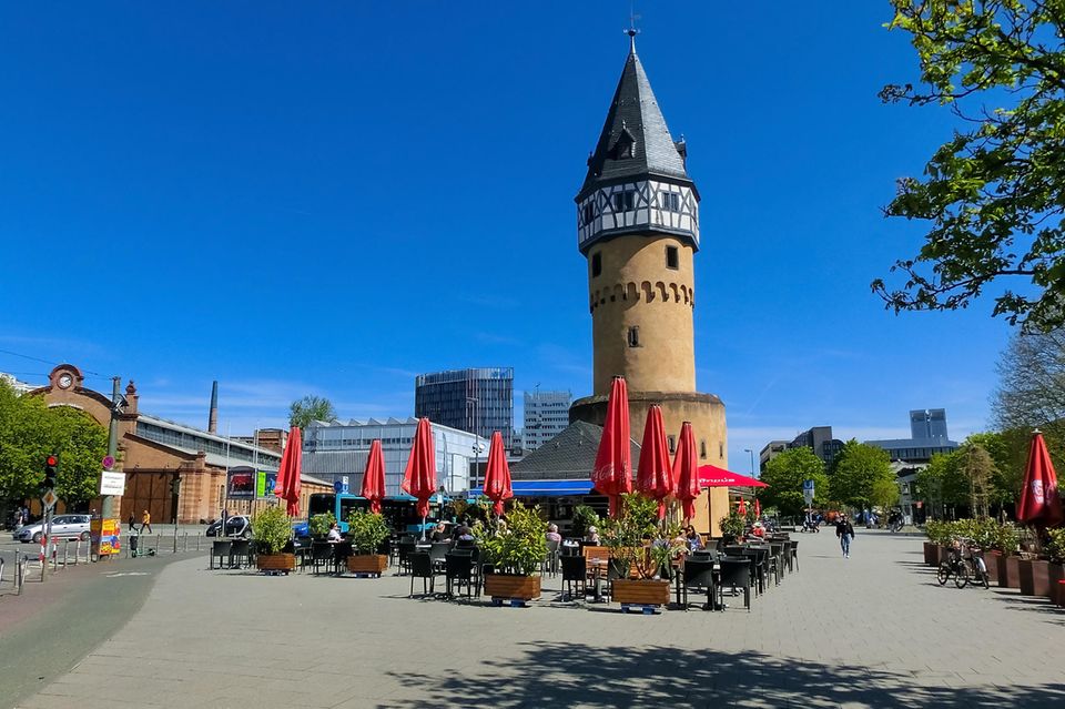 Die Menschen in Frankfurt am Main waren laut der Umfrage insgesamt ziemlich glücklich mit ihrem Leben und zufrieden mit ihrer Stadt. Nicht zuletzt die wirtschaftliche Stärke der internationalen Bankenmetropole und das hohe Gehaltsniveau verhalfen Frankfurt am Main mit 7,07 Punkten zum zweiten Platz im Ranking.