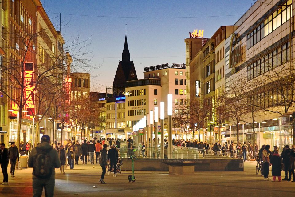 Hannover eröffnete 2023 das Mittelfeld im Städte-Glücksatlas. „Die Hannoveraner sind mit Familie und Gesundheit nur mäßig zufrieden“, kommentierten die Macher den fünften Platz (6,75 Punkte) für die niedersächsische Landeshauptstadt. Deren Einwohner hätten aber gute Noten für städtische Bereiche wie Verkehr und die Verwaltung gegeben.