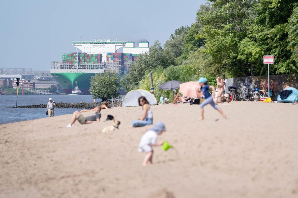In keiner deutschen Großstadt sind die Menschen derart glücklich und zufrieden wie in Hamburg (7,16 Punkte) – so das Fazit des Städterankings zum Glücksatlas 2023. „Der Spitzenreiter Hamburg ist eine attraktive Hafenmetropole mit hoher Wertschöpfung und starker Kaufkraft. Das Bruttoinlandsprodukt pro Kopf liegt bei beeindruckenden 64.000 Euro“, hieß es bei der Vorstellung der Ergebnisse. Entsprechend gut seien die Noten für die Zufriedenheit mit dem Einkommen und die Attraktivität Hamburgs als Wirtschaftsstandort ausgefallen. Beim Schlusslicht Leipzig habe sich das BIP hingegen auf lediglich 38.000 Euro belaufen.