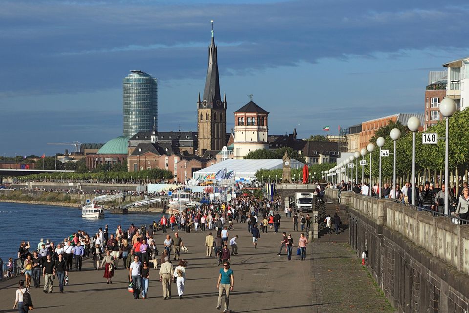 Düsseldorf punktete in der Online-Umfrage unter 3001 Bewohnern der untersuchten Großstädte (durchgeführt von den Marktforschern von Ipsos) beim Einkommen und dem Wirtschaftsstandort. Dass es am Ende doch nur zu 6,69 Punkten und Platz sechs reichte, lag laut der SKL insbesondere an der Vekehrsinfrastruktur. Hier zeigten sich die Bürger wie schon in Stuttgart mit der öffentlichen Verwaltung unzufrieden.