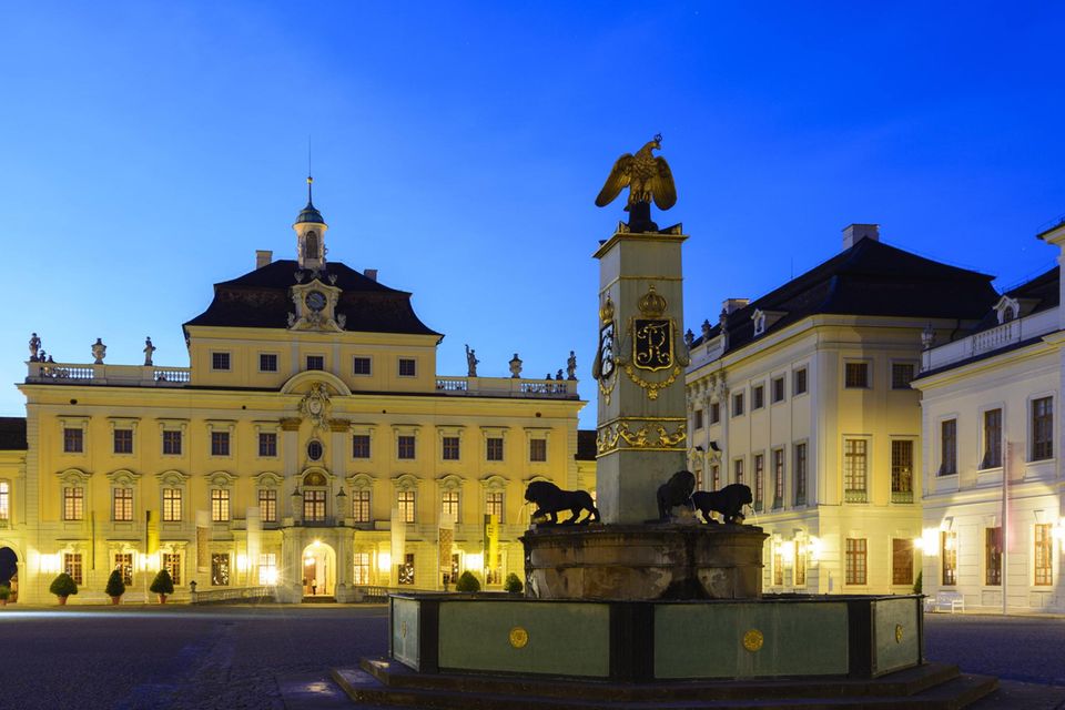Wie bedeutend eine Großstadt als Wirtschaftsstandort ist und wie hoch das Haushaltseinkommen durchschnittlich ausfällt, ist oft ein maßgeblicher Faktor für die Zufriedenheit der Bürger. „Die Gleichung 'Einkommen gleich Zufriedenheit' gilt jedoch nicht uneingeschränkt“, stellten die Wissenschaftler um den Ökonomen Bernd Raffelhüschen von der Universität Freiburg bei der Auswertung der Umfrage fest. So gilt Stuttgart auf Platz neun zwar als wohlhabende Stadt. 6,54 Punkte reichten am Ende aber lediglich für den neunten Platz. „Die Gründe liegen in unzureichender Stadtpolitik, was sich an der Bewertung der öffentlichen Verwaltung ablesen lässt. Generell wird die Stadtverwaltung von den Bürgern am schlechtesten von allen Bereichen beurteilt, Kultur und Naherholungsmöglichkeiten am besten“, teilte die SKL zu ihrem Ranking der glücklichsten Städte 2023 mit.