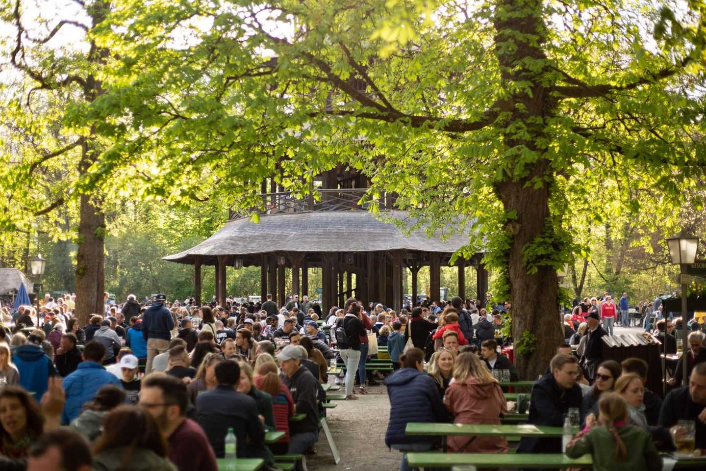 Dichtes Gedränge im Biergarten am Chinesischen Turm in München