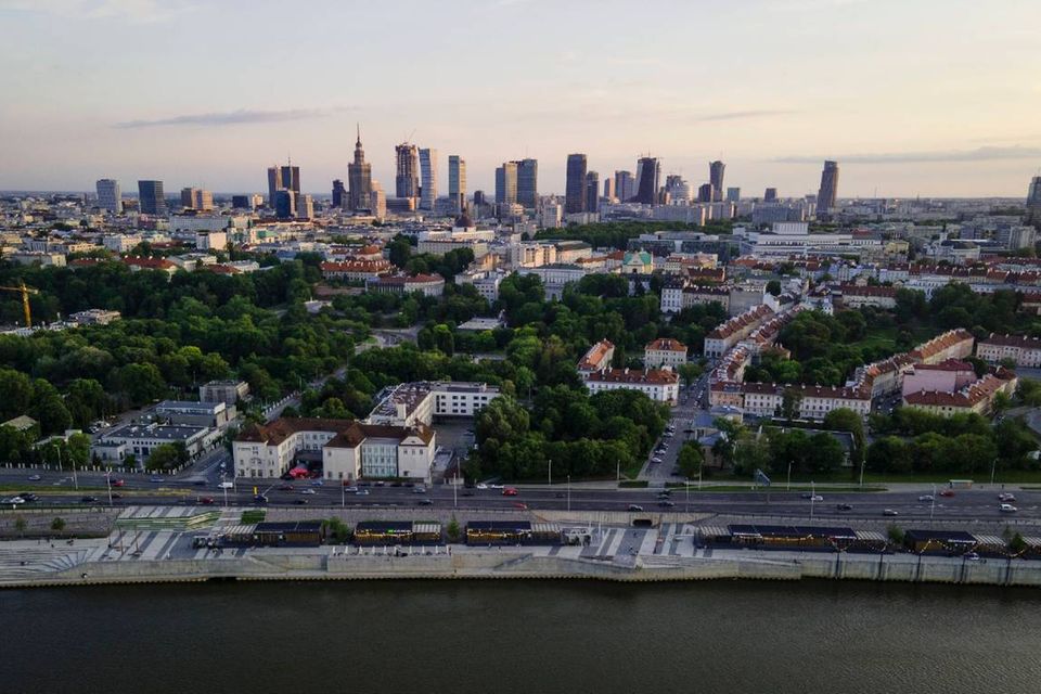 Deutsche Unternehmen haben 2022 Waren im Wert von insgesamt 167,9 Mrd. Euro mit Polen gehandelt. Das bedeutete Platz fünf im Ranking der wichtigsten Außenhandelspartner. Beim Außenhandelssaldo landete unser östlicher Nachbar mit 13,1 Mrd. Euro auf Platz sieben.