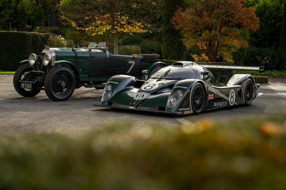 Der Bentley 4 1/2 L links im Bild trat schon 1928, 1929 und 1931 in Le Mans an und wurde früher unter anderem von Tim Birkin gefahren, einem der berühmten „Bentley Boys“. Der Bentley EXP Speed 8 (rechts) wurde über 80 Jahre später, 2011, Gesamtdritter in Le Mans und Sieger in seiner Klasse. An besondere Autos wie diese und die meisten anderen der Sammlung komme man nur über gute Kontakte in der Sammlerszene, erzählt Urbitsch.