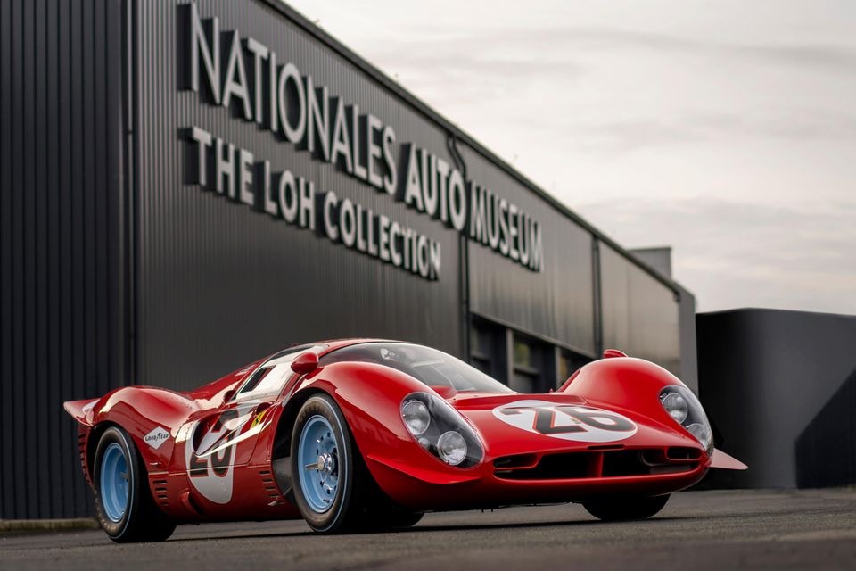Rennwagen vor dem Schriftzug „Nationales Automuseum“