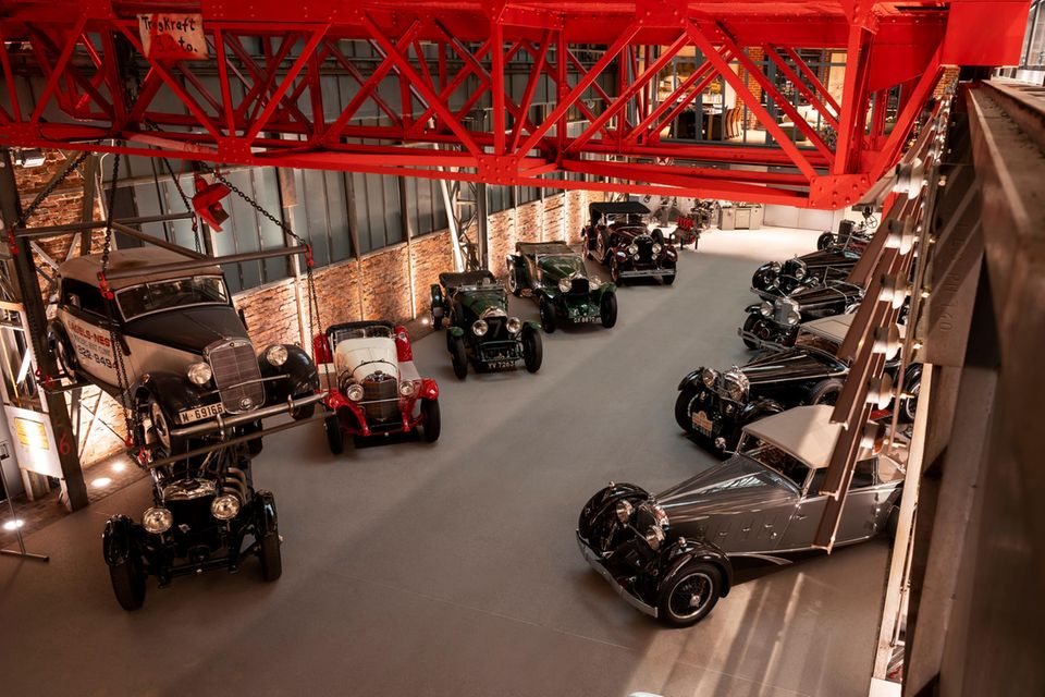 Autos aus der Vorkriegszeit in einer Halle