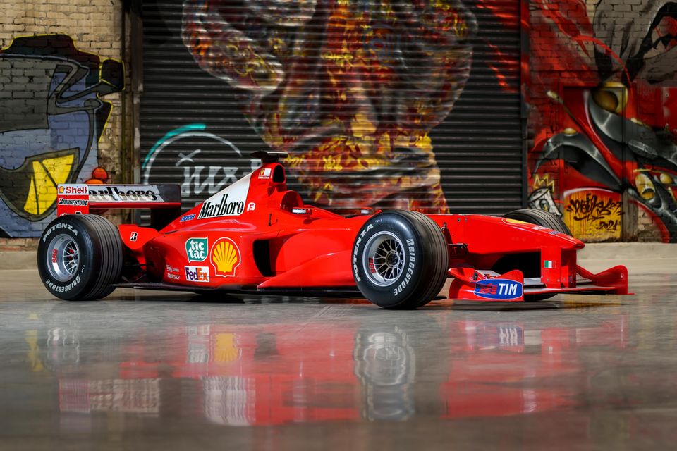 Ferrari-Rennwagen von Michael Schumacher vor einer Graffiti-Wand