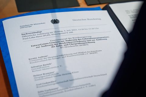 Im Bundestagsausschuss für Klimaschutz und Energie wurde am Montag der Gesetzentwurf der Bundesregierung zur Änderung des Gebäudeenergiegesetzes debattiert