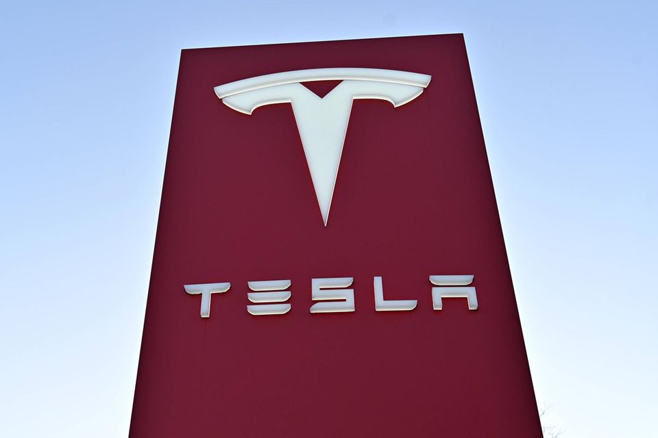 Rang 7: Tesla  Die Tesla-Aktie ist wieder im Aufwind und zurück in den Top-Ten. Börsenwert von Elon Musks Elektroautounternehmen: 830 Milliarden Dollar.