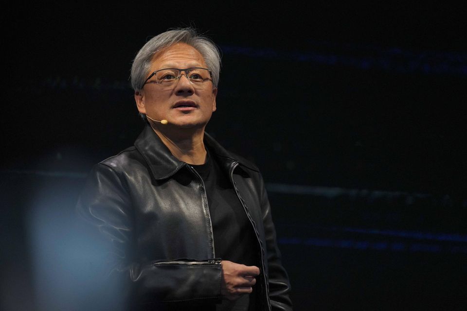 Rang 6: Nvidia  Nvidia-Gründer und Chef Jensen Huang kann sich freuen: Der US-Chipkonzern profitiert enorm vom KI-Boom und hat im ersten Halbjahr fast 200 Prozent an Wert gewonnen. Die Marktkapitalisierung lag zuletzt bei etwas mehr als 1 Billion Dollar.