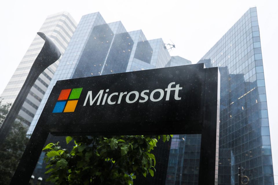 Rang 2: Microsoft  Der Konzern, der ChatGPT auf die Welt losließ, kann sich über einen enormen Wertzuwachs freuen. Allein im ersten Halbjahr stieg der Börsenwert von 1,8 auf 2,5 Billionen Dollar.
