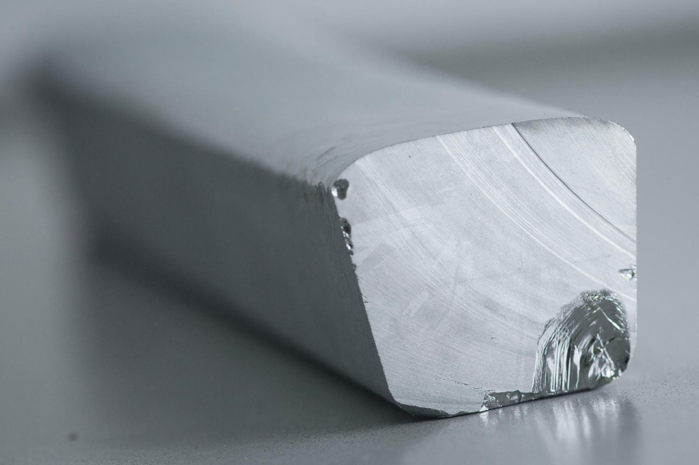 Ein Stück des Metalls Germanium