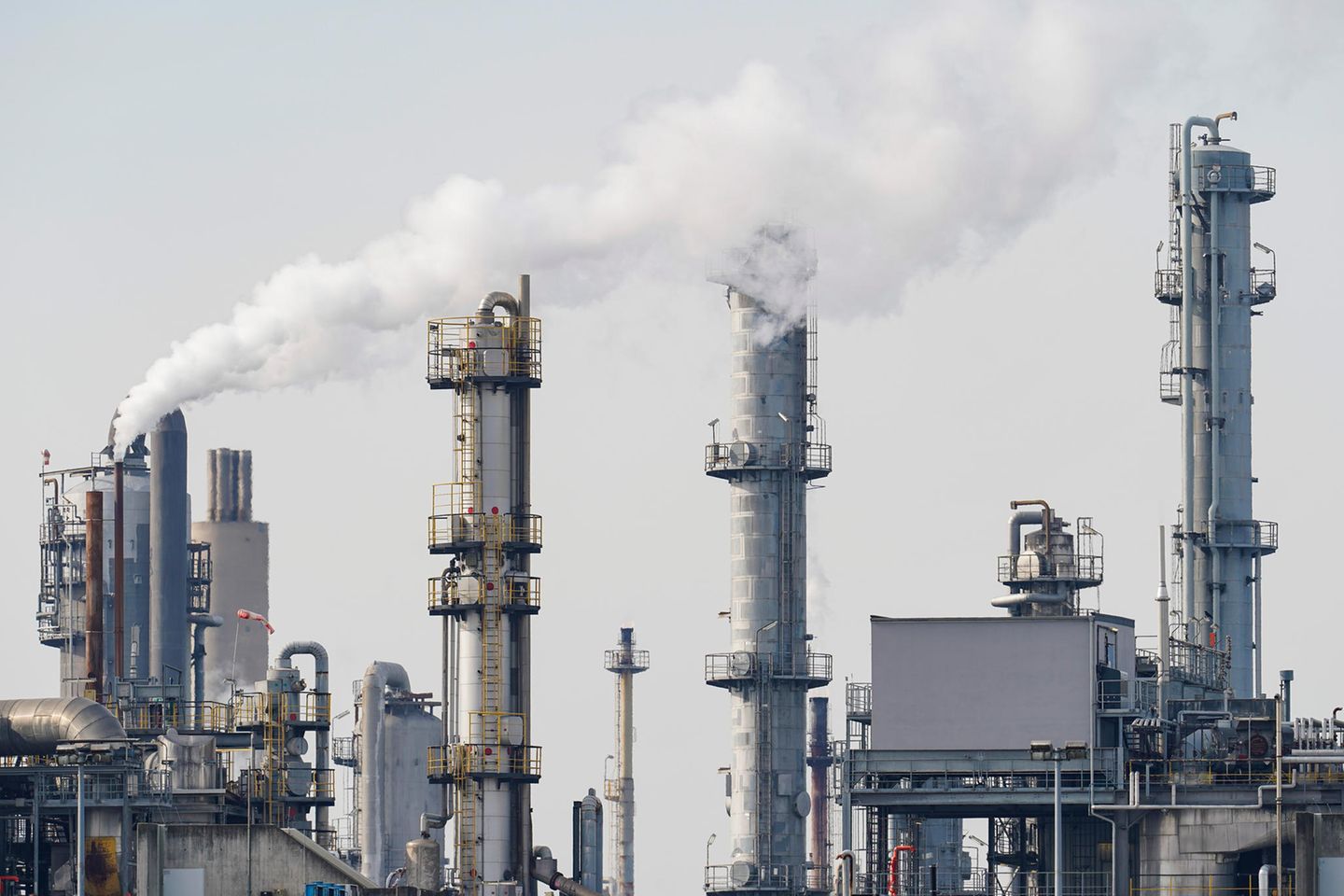 Schornsteine stehen auf dem Werksgelände des Chemiekonzerns BASF