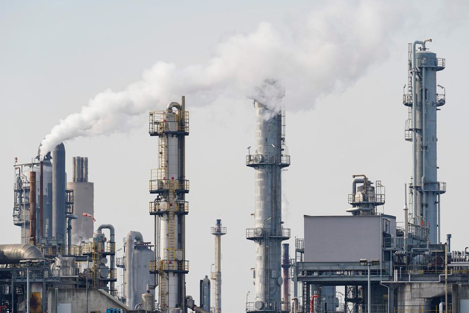 Schornsteine stehen auf dem Werksgelände des Chemiekonzerns BASF