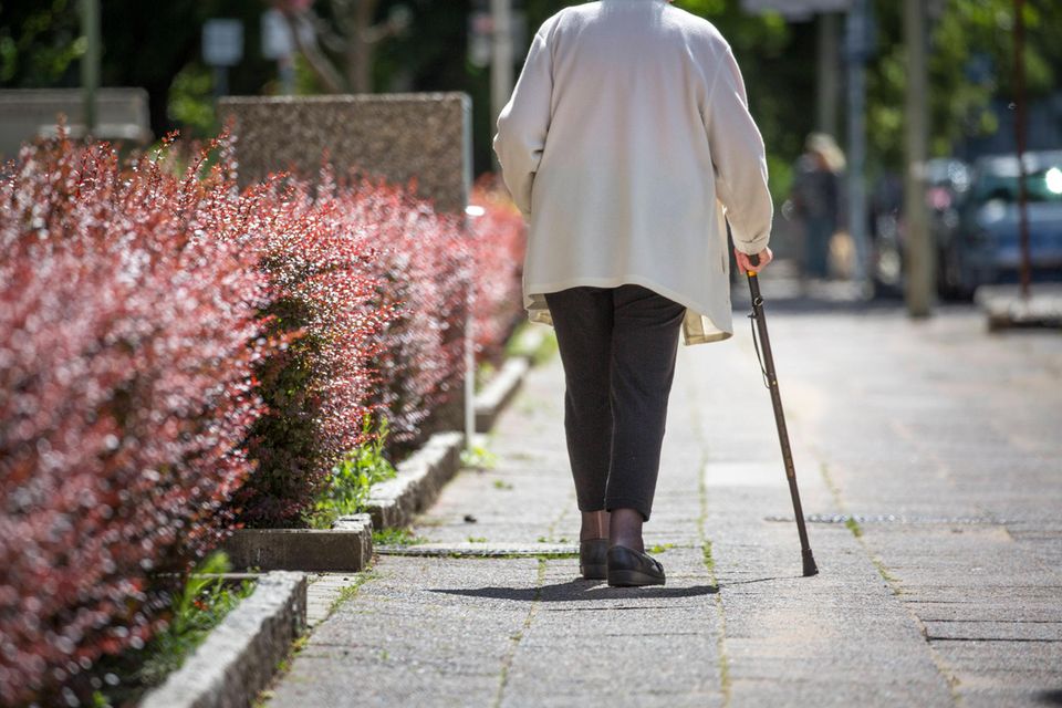 Anspruch auf eine Witwenrente haben Verheiratete und eingetragene Lebenspartnerschaften nach dem Tod ihres Partners. 