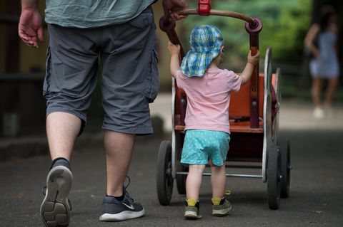 Ein Mann geht mit seinem Sohn im Dresdner Zoo spazieren