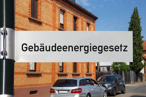 Das Gebäudeenergiegesetz ist nicht endgültig vom Tisch – es kann am Freitag nur nicht in der aktuellen Form durch den Bundestag beschlossen werden, urteilten die Karlsruher Richter