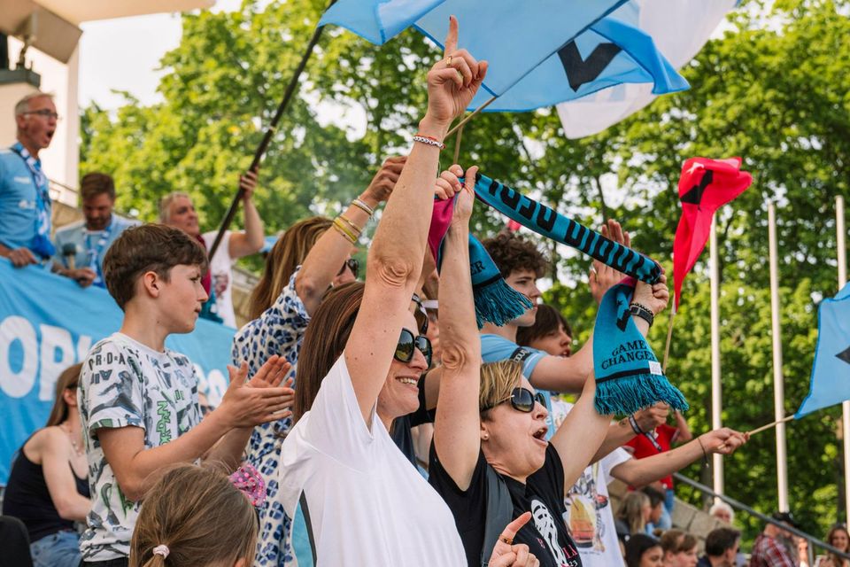 Viktoria-Investorinnen Verena Pausder (l.) und Tanja Wielgoss beim Spiel in Berlin-Mariendorf