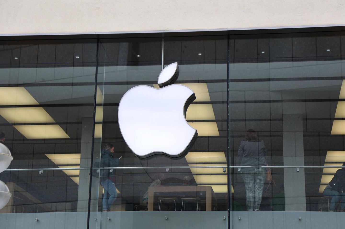 Apple-Store in München: Der Börsenwert des iPhone-Herstellers ist auf über 3 Billionen Dollar gewachsen