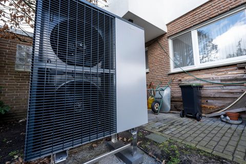Eine Wärmepumpe der Marke Viessmann steht im Garten eines Einfamilienhauses