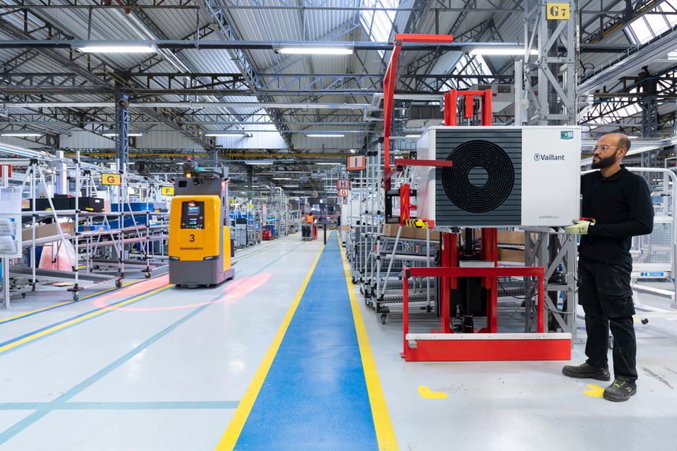 Auch die Vaillant Group investiert massiv in die Produktion von Wärmepumpen – wenn auch nicht nur in Deutschland. Der Heiztechnikspezialist aus Remscheid nahm im März 2023 im slowakischen Senica seine neue „Megafabrik“ für elektrische Wärmepumpen in Betrieb. Sie soll jährlich 300.000 Geräte produzieren. „Damit verdoppelt das Unternehmen, das auch in Deutschland, Frankreich und Großbritannien Wärmepumpen fertigt, seine Produktionskapazitäten auf weit mehr als eine halbe Million Wärmepumpen pro Jahr“, hieß es bei der Ankündigung.