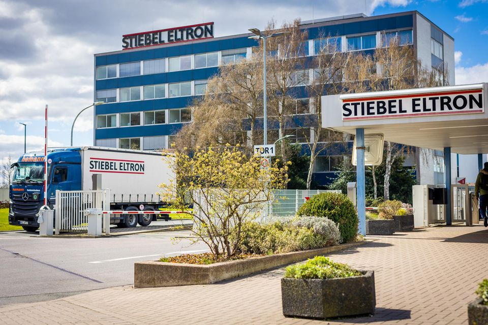 Ebenfalls im April brachte sich Stiebel Eltron für den Run auf Wärmepumpen Made in Germany in Stellung. „Anders als viele unserer Wettbewerber bauen wir unsere Kapazitäten für umweltfreundliche Heiztechnik an den heimischen Standorten aus“, teilte das Unternehmen mit. Die Ansage: Die Zahl der Beschäftigten in der Wärmepumpenfertigung im niedersächsischen Holzminden soll bis 2027 auf 1200 verdreifacht werden. „Die Produktionskapazitäten werden etwa vervierfacht. Die Vorbereitungen für die Bauarbeiten haben bereits begonnen“, hieß es weiter.