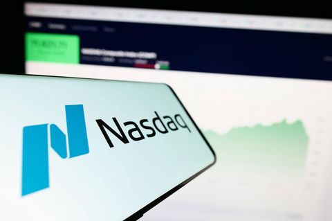 Der Nasdaq 100 hat in der ersten Jahreshälfte einen rasanten Anstieg verzeichnet. Einige Indexmitglieder legten so stark zu, dass die Nasdaq nun zu einer ungewöhnlichen Anpassung gekommen ist
