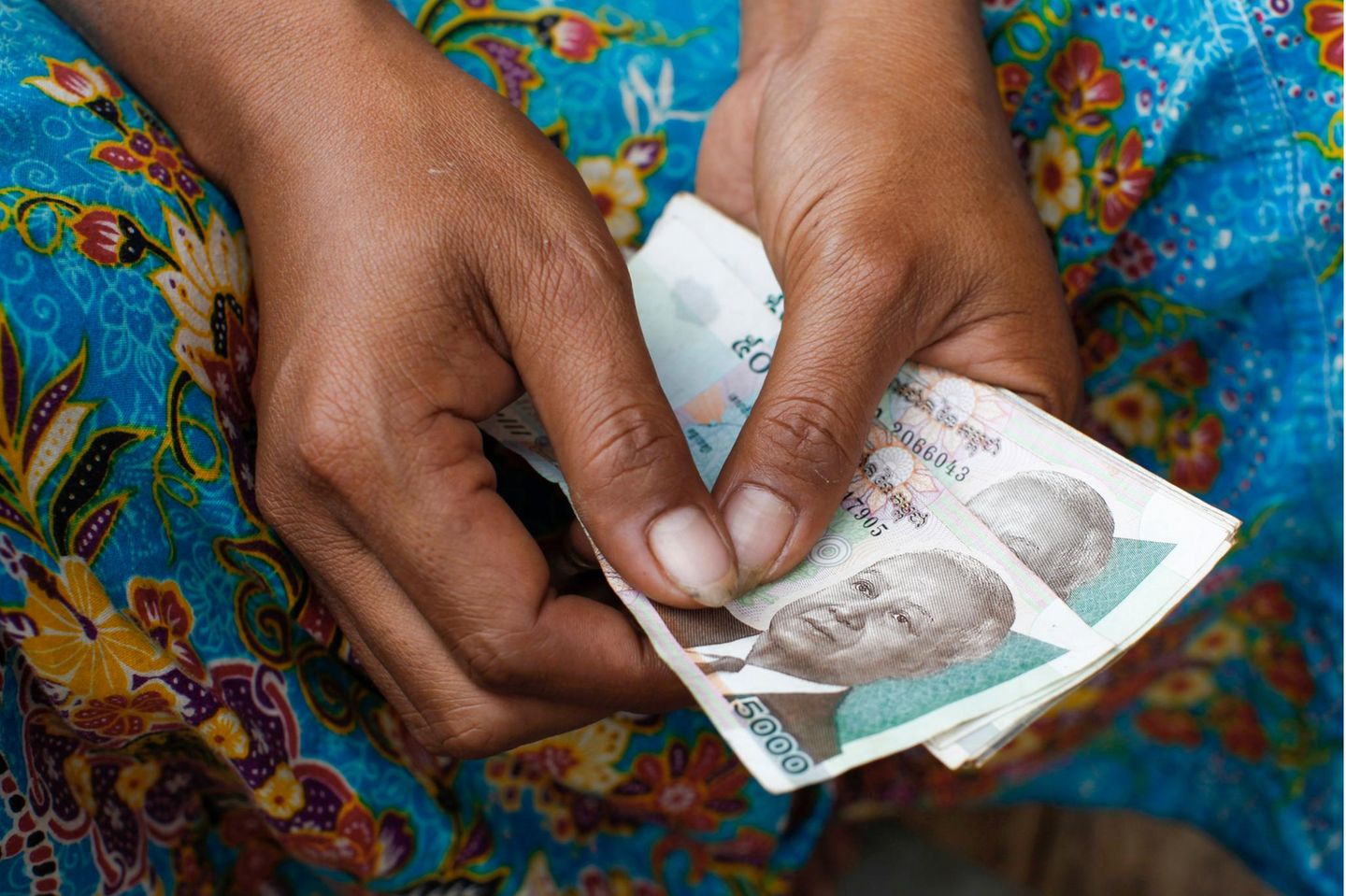 Geld einer Mikrokreditkundin. 5 000 Riel sind etwa 1,13 Euro