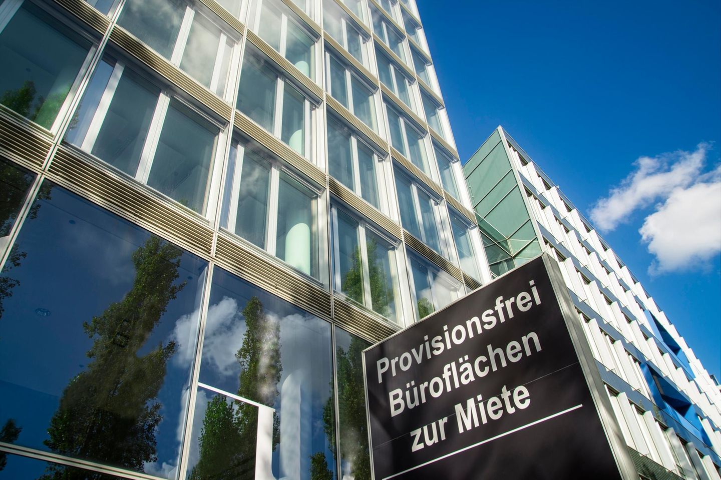 Bürogebäude in Frankfurt mit Schild eines Immobilienmaklers