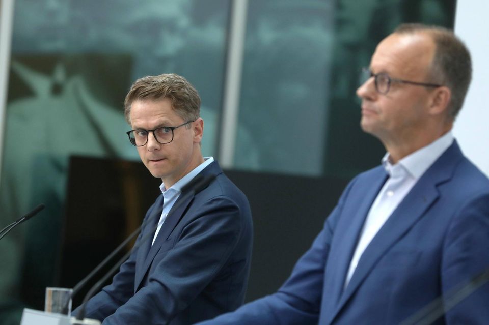 Carsten Linnemann (links) ist neuer Generalsekretär der CDU – und damit der starke Mann neben Parteichef Friedrich Merz (rechts)