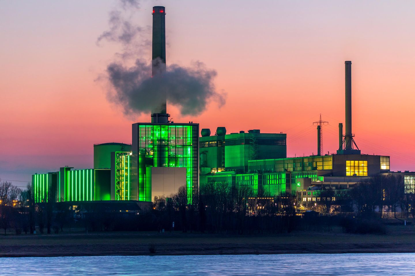 Das grün beleuchtete Heizkraftwerk Lausward im Düsseldorfer Hafen 