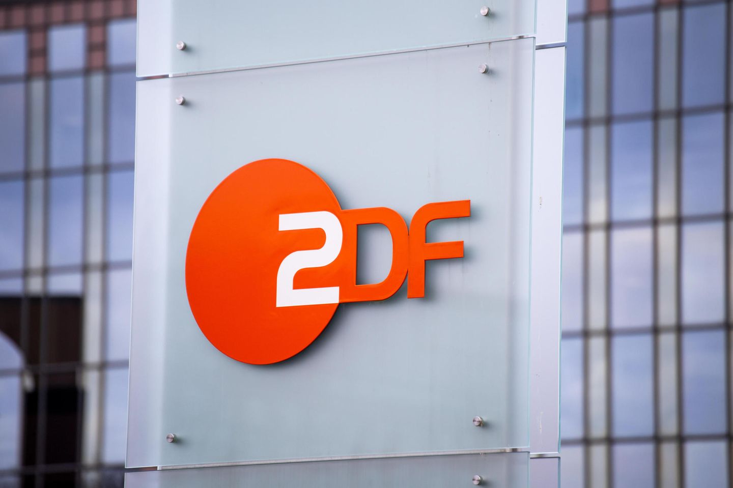 Nahaufnahme vom Logo des ZDF am Sendezentrum 2 in Mainz