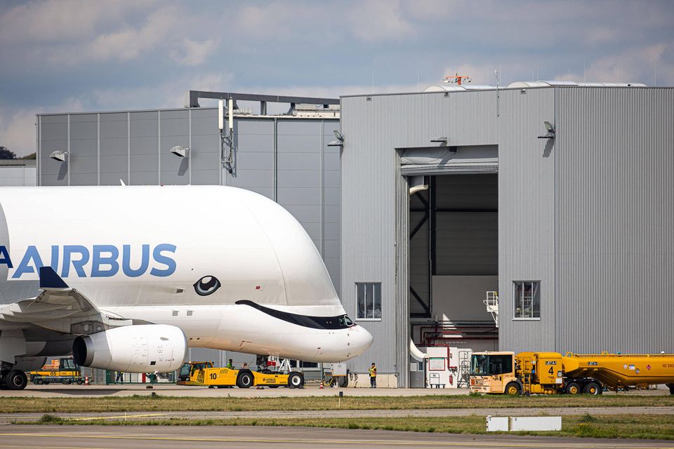 Ab Airbus auf Platz sechs blieben die Platzierungen für die beliebtesten Unternehmen unverändert. Airbus war allerdings der einzige Konzern in den Top 6, dessen Umfragewert nicht niedriger ausfiel als im Vorjahr. Der europäische Flugzeug-, Luftfahrt- und Rüstungskonzern verbesserte sich den Angaben zufolge minimal um 0,1 Prozentpunkte auf 4,9 Prozent.