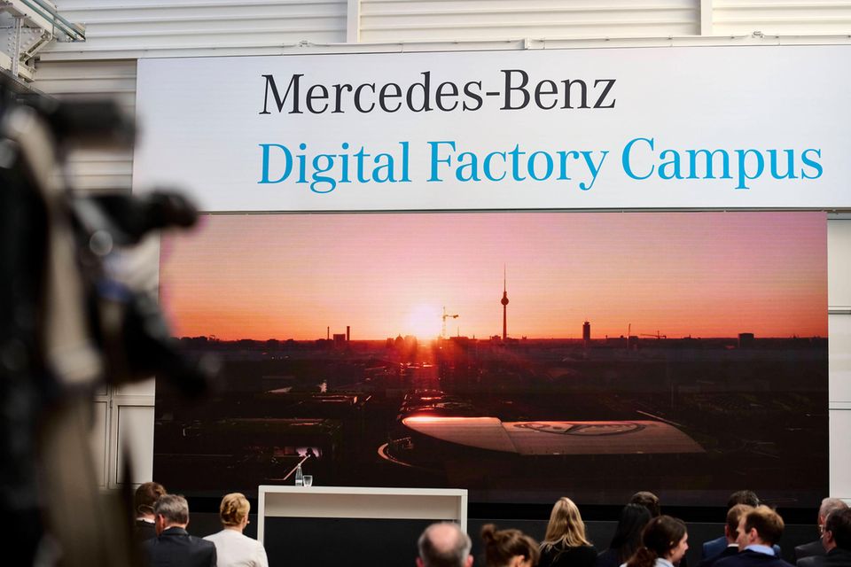 Mercedes-Benz war mit minus 0,6 Punkten der zweitgrößte Verlierer der Top 30. Der Autobauer kam mit 5,6 Prozent aber erneut auf Platz fünf. Trendence fasste Daimler und Mercedes-Benz als ein Arbeitgeber zusammen. Die Autobranche dominierte die Liste der beliebtesten Firmen für Fachkräfte. Jedes zweite Unternehmen der Top 10 stammte aus diesem Bereich. In den Top 5 konnte nur ein Arbeitgeber dagegenhalten.