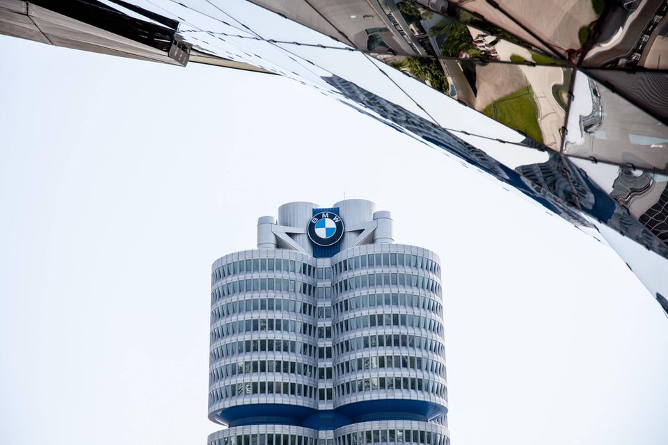 Die BMW Group verlor laut der Umfrage auf Platz drei leicht an Beliebtheit unter Fachkräften. 7,2 Prozent sagten in der Trendence-Erhebung, dass sie sich am ehesten bei dem Münchner Autohersteller bewerben würden. Das wren 0,3 Prozentpunkte weniger als im Vorjahr. Der letzte Platz in den Top 30 ging übrigens an Deutsche Post DHL (1,5 Prozent).