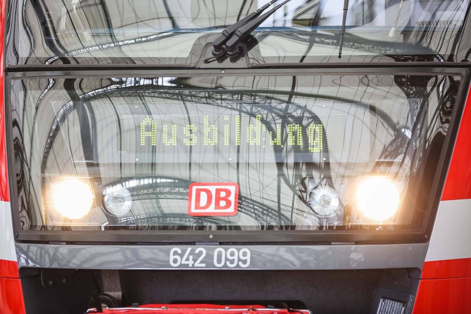 Der verstärkte Wettbewerb um Fachkräfte ändert offenbar wenig an ihren Vorlieben. In den Umfragen der Marktforscher vom Trendence Institut zu den beliebtesten Arbeitgebern zeigten sich für Akademiker und Schüler große Veränderungen. Auffallend stabil blieb hingegen das Meinungsbild bei den Nichtakademikern. So gab es in den Top 6 gar keinen Unterschied zum Vorjahr. Auch auf den hinteren Plätzen hielt sich das Auf und Ab in Grenzen. Die Deutsche Bahn und die Volkswagen AG stiegen mit jeweils 4,3 Prozent Zustimmung auf den neunten Platz ab. Die Bahn fiel um zwei Plätze, VW um einen Platz.