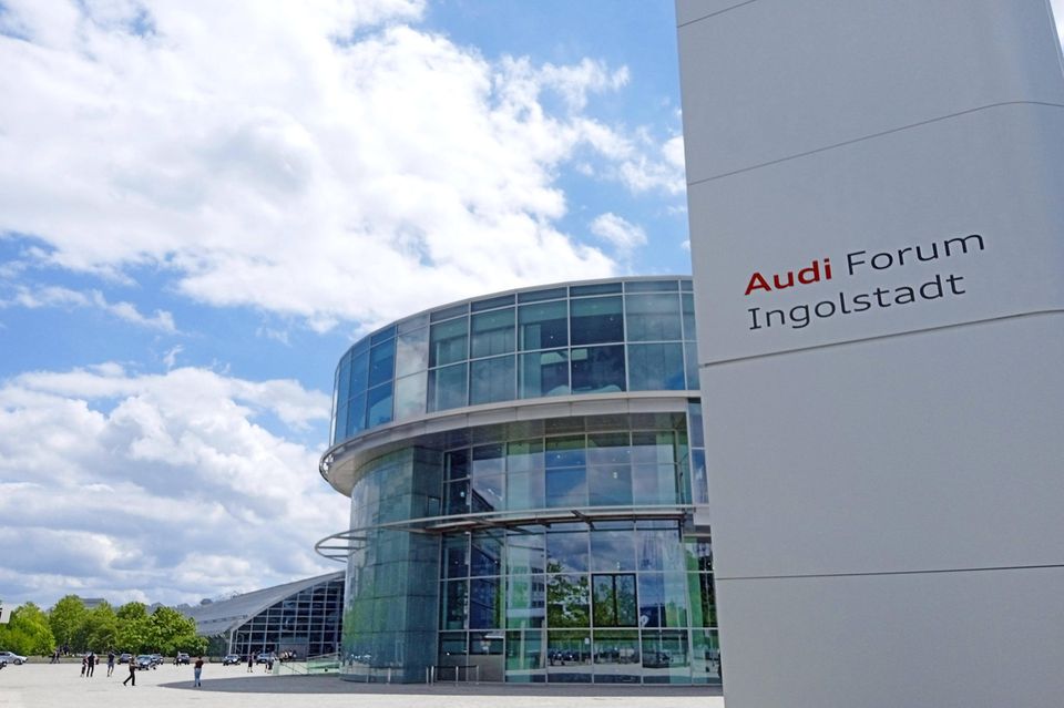 Bei keinem Autohersteller würden Fachkräfte den Angaben zufolge aktuell lieber arbeiten als bei der Audi AG. Sie sicherte sich mit 7,5 Prozent (2022: 7,6 Prozent) den zweiten Platz im Ranking. Sollte der Trend 2023 anhalten, könnte Audi im nächsten Jahr sogar zum beliebtesten Arbeitgeber für Fachkräfte aufsteigen. Denn der Spitzenreiter schwächelt.