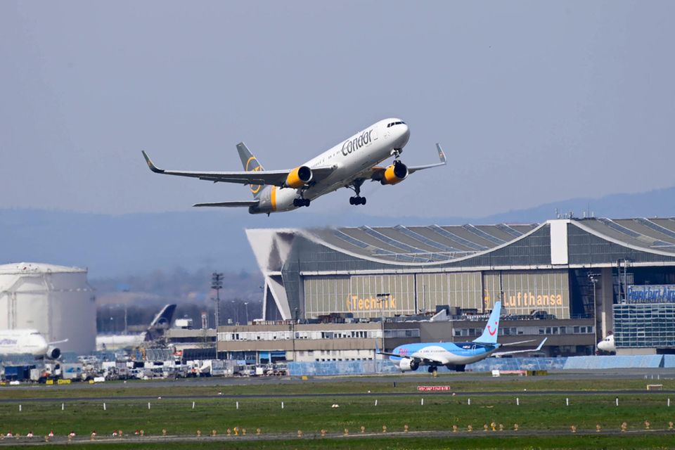 Das Flugzeug ist erwartungsgemäß mit Abstand das klimaschädlichste Verkehrsmittel. Die CO2-Bilanz bei Inlandflügen lag laut dem Umweltbundesamt 2021 bei im Schnitt 271 Gramm je Personenkilometer. 2019 waren es 214 Gramm klimaschädliche Gase gewesen. Positiv wirkte sich die Auslastung von 51 Prozent aus. Das war der höchste Wert unter den analysierten Reiseformen. Das Flugzeug war das einzige Verkehrsmittel in der Statistik, bei dem sogenannte „Nicht-CO2-Effekte“ einberechnet wurden. Damit ist der zusätzliche Treibhauseffekt gemeint, der durch das Verbrennen von Kerosin durch die Bildung von Methan und Lachgas entsteht. „Die Gesamtklimawirkung aller Abgase eines Flugzeugs liegt in Reiseflughöhe etwa um den Faktor zwei bis drei höher als die der reinen CO2-Emissionen“, hieß es an anderer Stelle.